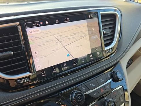 Certified 2021 Chrysler Pacifica Limited image 6