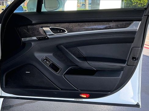 Used 2016 Porsche Panamera S image 28