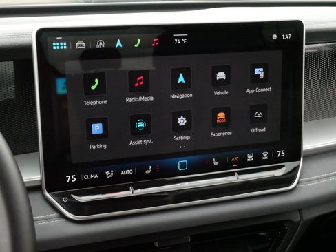 Used 2025 Volkswagen Tiguan SE w/ Panoramic Sunroof Package AWD/4WD image 22