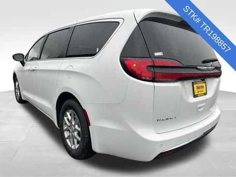 New 2026 Chrysler Pacifica Select image 5