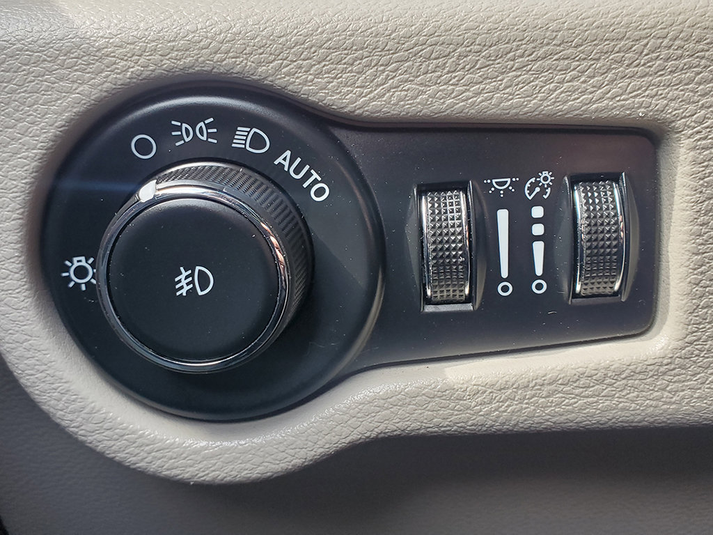 Used 2023 Chrysler Pacifica Touring-L FWD image 27