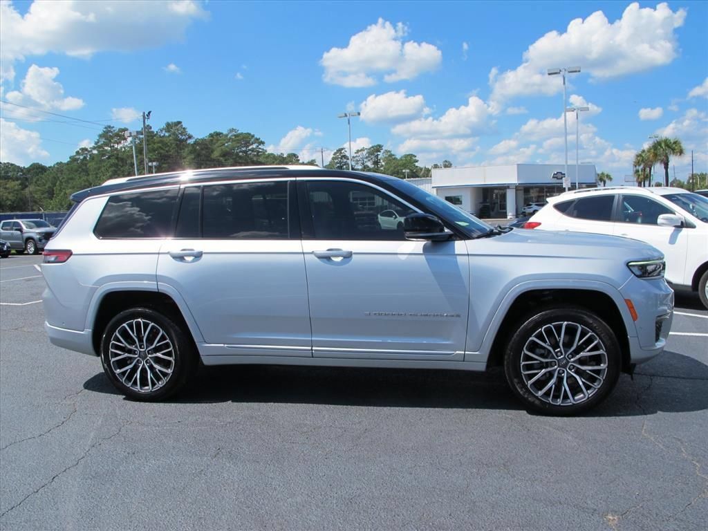 Used 2022 Jeep Grand Cherokee L Summit AWD/4WD image 2