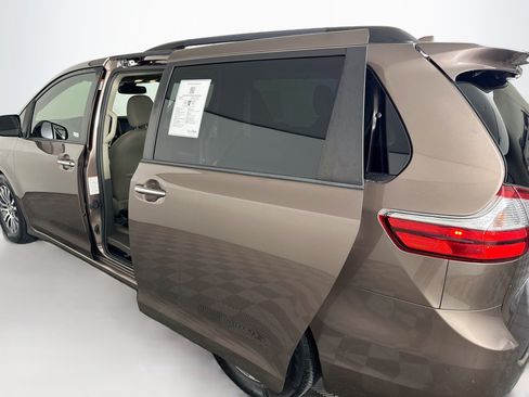 Used 2018 Toyota Sienna XLE FWD image 27
