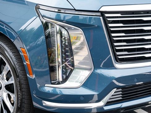 Used 2025 Cadillac Escalade Premium Luxury Platinum AWD/4WD image 8