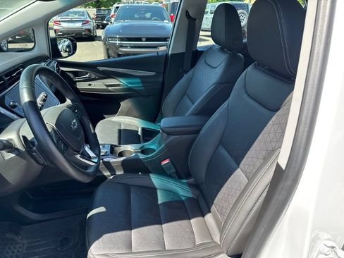 Used 2023 Chevrolet Bolt LT w/ Infotainment Package FWD image 4