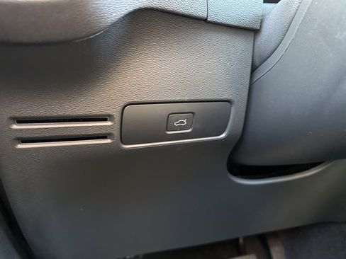 Certified 2025 Volvo XC40 B5 Plus image 30