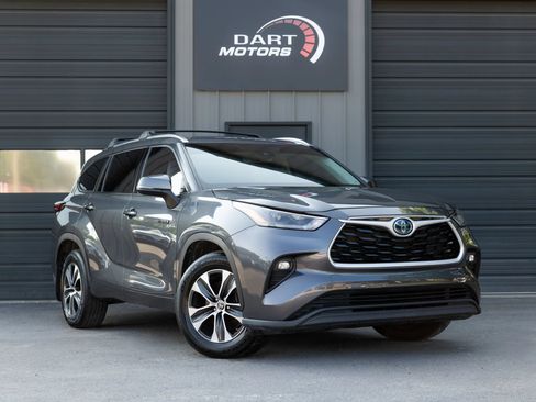 Used 2021 Toyota Highlander XLE AWD/4WD image 1