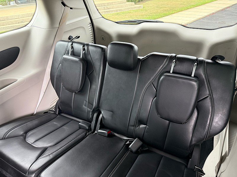 Used 2023 Chrysler Pacifica Touring-L FWD image 15