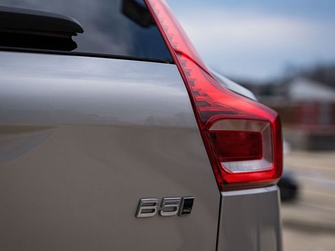 Certified 2025 Volvo XC40 B5 Plus image 6