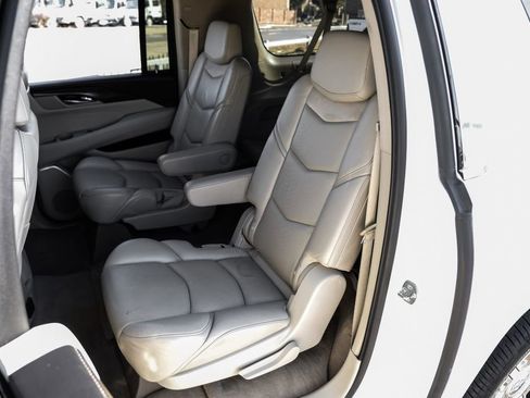 Used 2020 Cadillac Escalade ESV Premium Luxury image 42