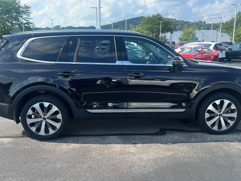 Used 2022 Kia Telluride EX w/ EX Premium Package FWD image 3