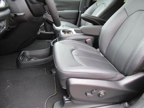New 2026 Chrysler Pacifica Select w/ S Appearance Package image 15