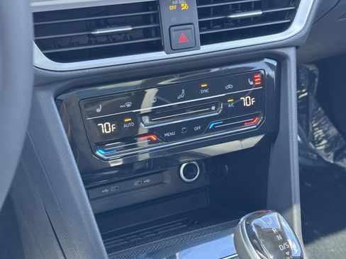 New 2026 Volkswagen Taos SE FWD image 21