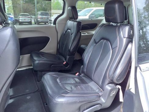 Used 2020 Chrysler Pacifica Touring-L FWD image 10