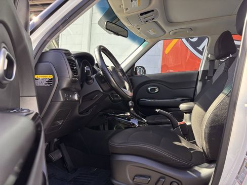 Used 2017 Kia Soul + image 9