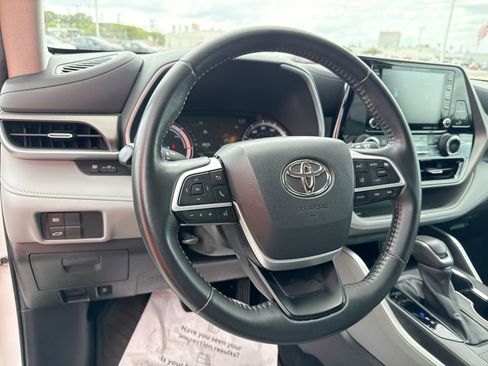 Used 2022 Toyota Highlander XLE image 11