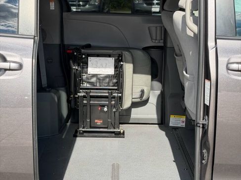 Used 2018 Toyota Sienna LE FWD image 19