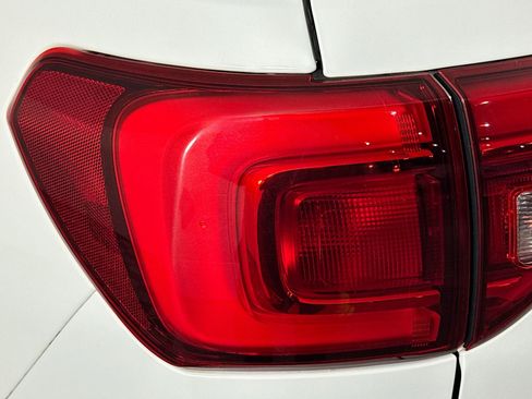 Used 2018 GMC Acadia SLT image 38