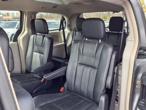 Used 2016 Chrysler Town & Country Touring image 24