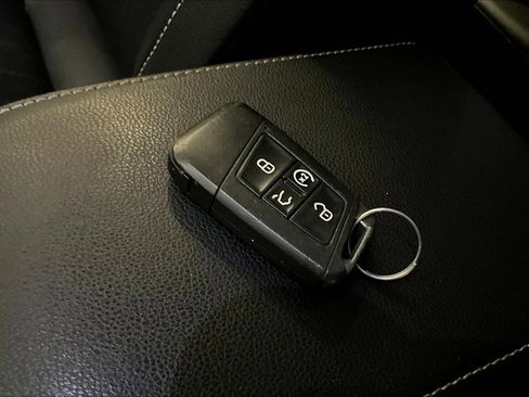 Used 2023 Volkswagen Tiguan SE image 34