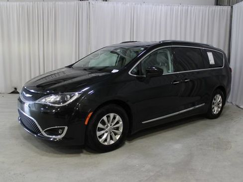Used 2018 Chrysler Pacifica Touring-L Plus FWD image 32
