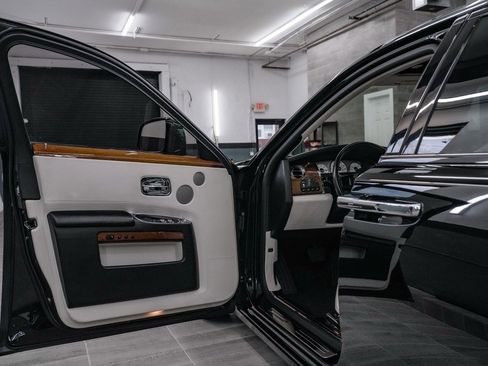 Used 2011 Rolls-Royce Ghost image 14