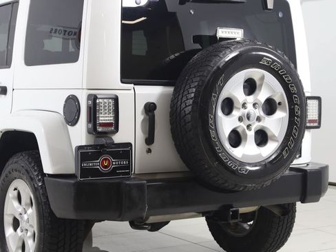 Used 2015 Jeep Wrangler Unlimited Sahara w/ Connectivity Group AWD/4WD image 23