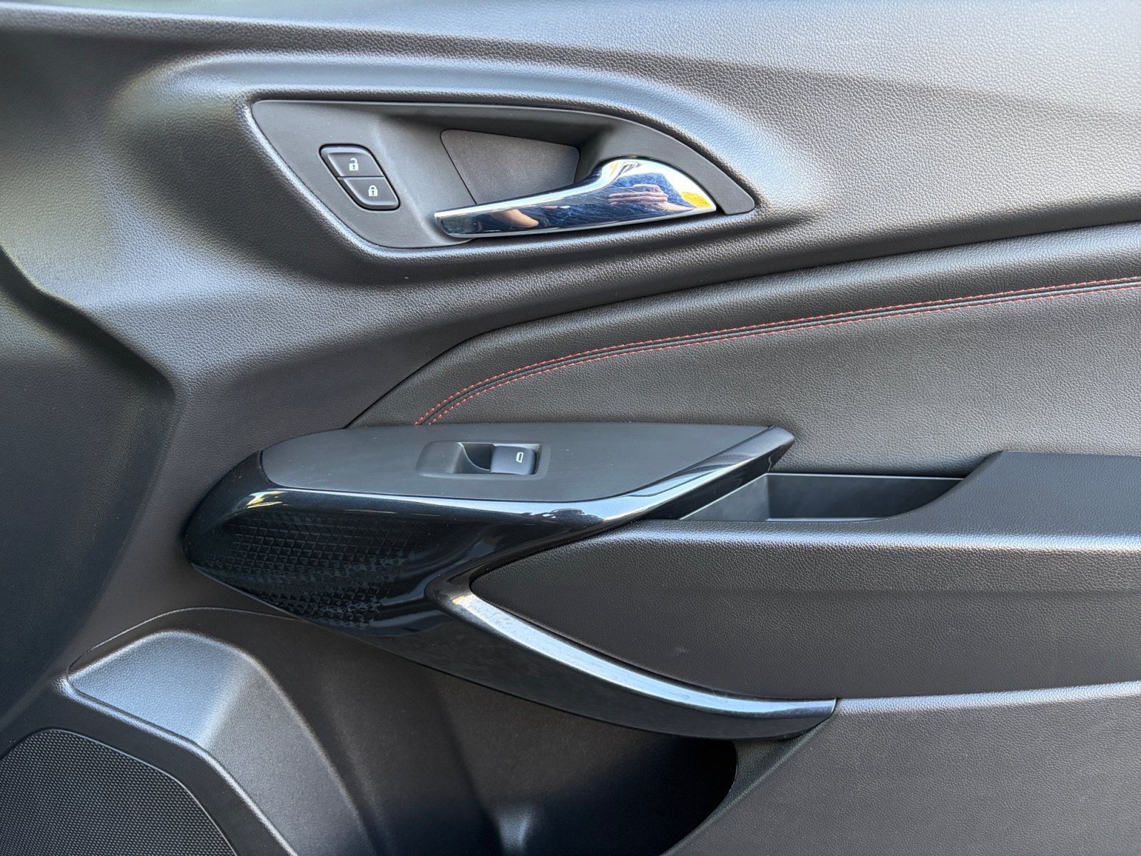 Used 2025 Chevrolet Trax RS w/ Sunroof Package FWD image 18