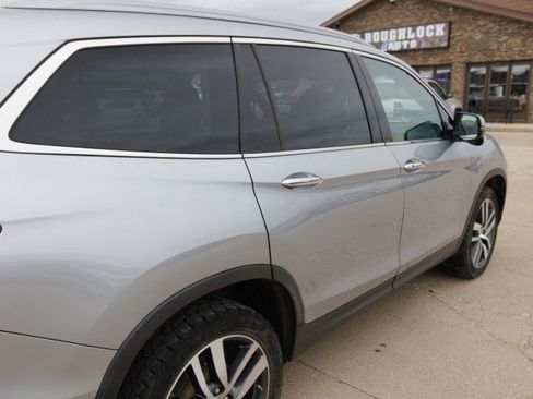 Used 2017 Honda Pilot Touring image 9