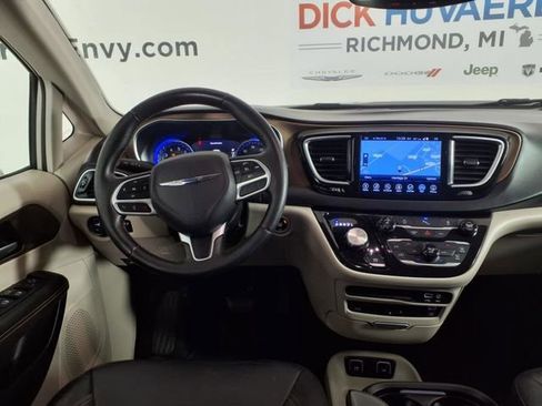 Used 2017 Chrysler Pacifica Touring-L Plus w/ Tire & Wheel Group FWD image 12