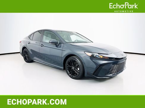Used 2025 Toyota Camry SE w/ Convenience Package image 1