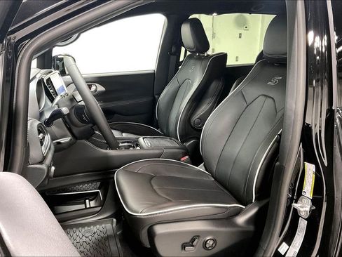 New 2026 Chrysler Pacifica Limited w/ Uconnect Theater Family Group image 25