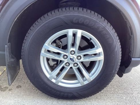 Used 2022 Ford Explorer XLT w/ Equipment Group 202A AWD/4WD image 9