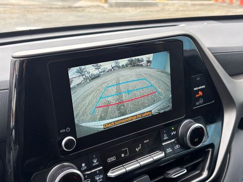 Used 2025 Toyota Highlander LE image 17