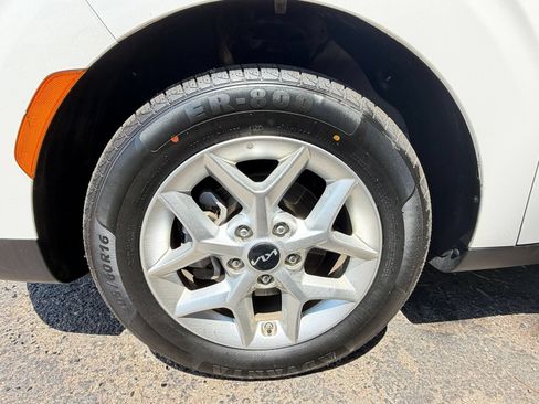 Used 2025 Kia Soul LX w/ LX Technology Package FWD image 28