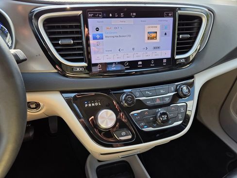 Used 2023 Chrysler Pacifica Touring-L FWD image 21