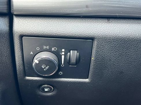 Used 2019 Jeep Grand Cherokee Laredo AWD/4WD image 17