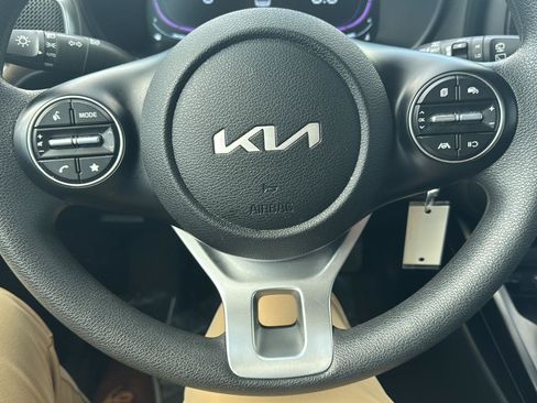 Used 2025 Kia Soul LX w/ LX Technology Package FWD image 12