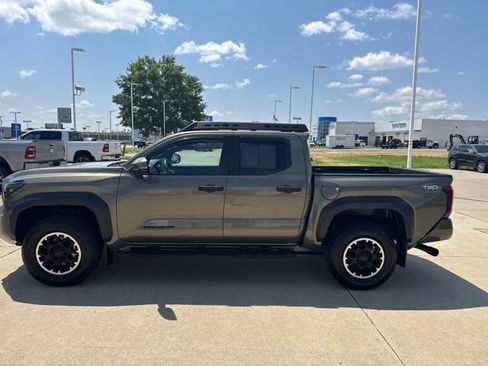 Used 2024 Toyota Tacoma TRD Off-Road w/ TRD Off Road Premium Package AWD/4WD image 5