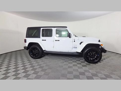 Used 2022 Jeep Wrangler Unlimited Sahara AWD/4WD image 35