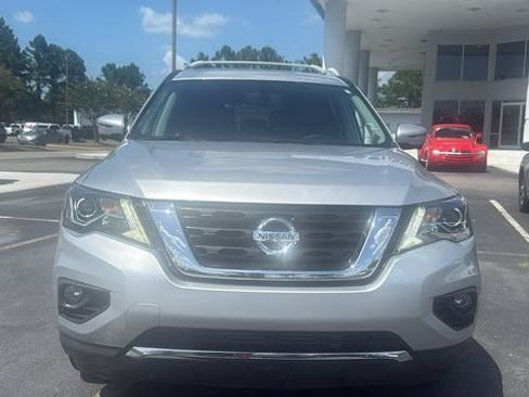 Used 2019 Nissan Pathfinder Platinum FWD image 2