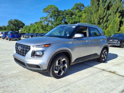 New 2025 Hyundai Venue SEL image 3