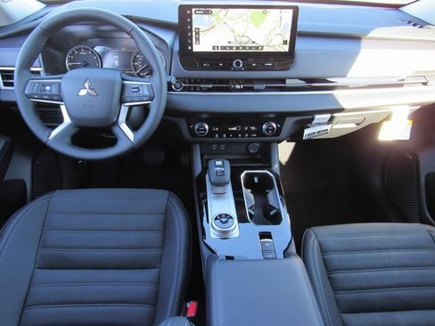 New 2025 Mitsubishi Outlander SE image 9