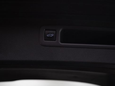 Used 2021 Toyota Highlander XLE AWD/4WD image 17