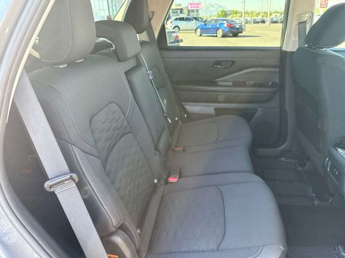 Used 2025 Nissan Pathfinder SV AWD/4WD image 17