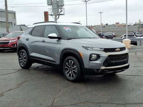 Used 2023 Chevrolet TrailBlazer ACTIV w/ Sun and Liftgate Package image 3