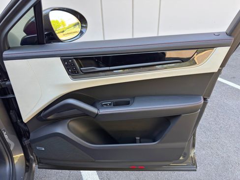 Used 2024 Porsche Cayenne Turbo image 48