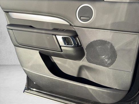 New 2025 Land Rover Discovery Dynamic SE image 29