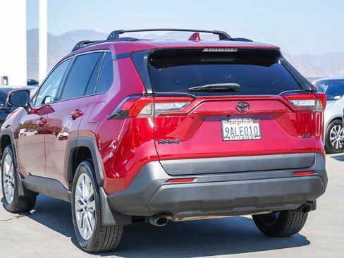 Used 2022 Toyota RAV4 XLE Premium image 5