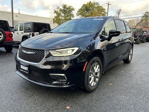 New 2026 Chrysler Pacifica Select image 4